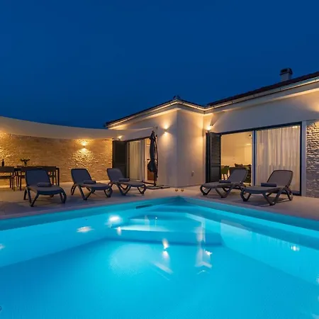 Paloma With Pool Ferienhaus *