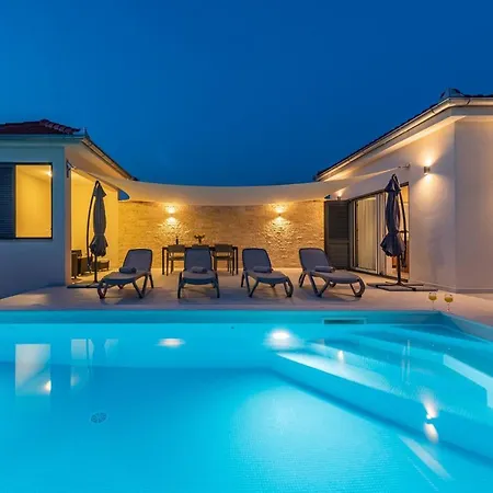 Paloma With Pool Holiday home Sukosan