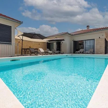 Paloma With Pool Holiday home *
