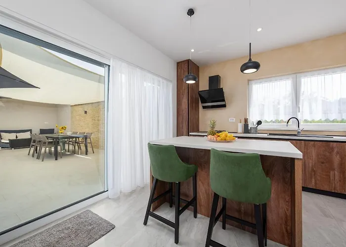 Paloma With Pool Сукошан