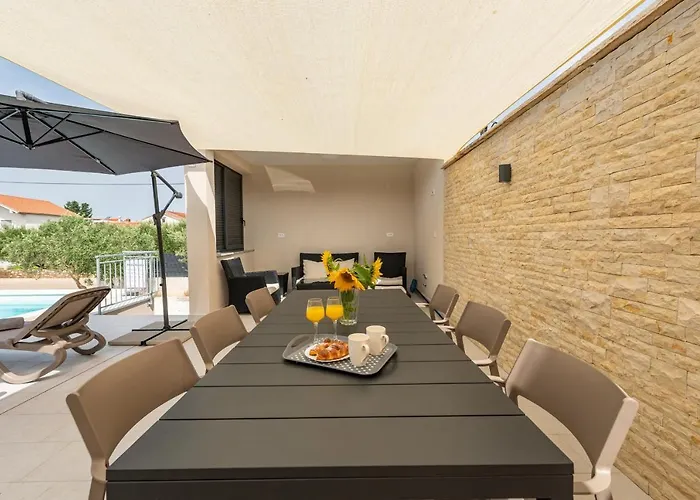 Paloma With Pool Сукошан