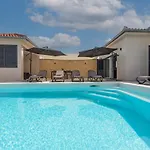 Paloma With Pool בית נופש