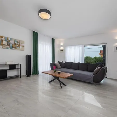 Paloma With Pool Ferienhaus