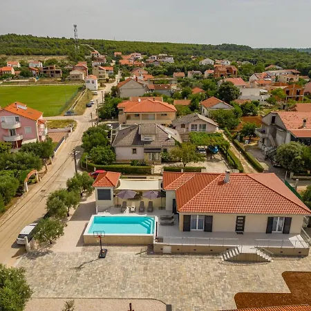 Paloma With Pool Ferienhaus