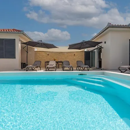 Paloma With Pool Holiday home