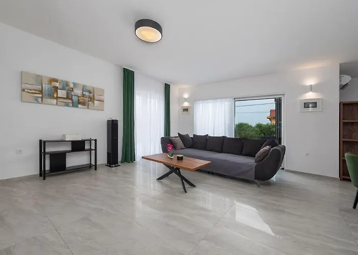 Paloma With Pool Ferienhaus