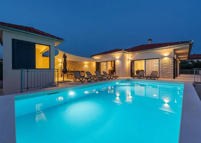 Paloma With Pool Sukošan