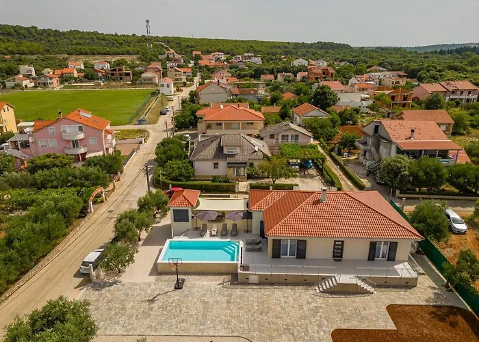 Paloma With Pool Ferienhaus