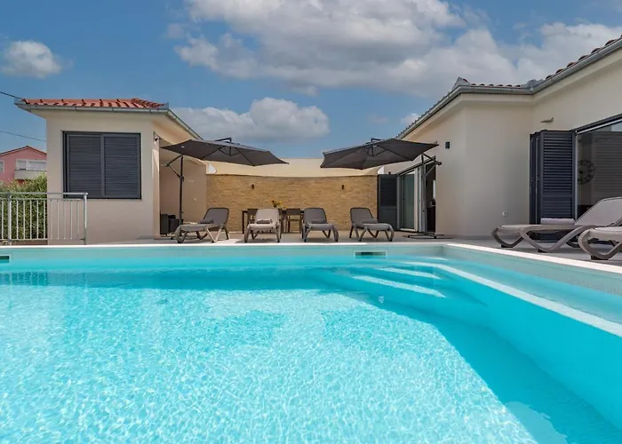 Paloma With Pool Ferienhaus