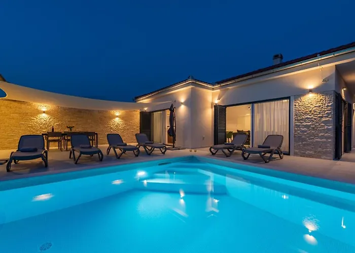 Paloma With Pool Ferienhaus *