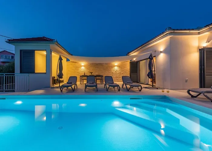 Paloma With Pool Ferienhaus Sukošan